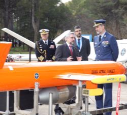 Su Majestad el Rey recibió explicación sobre los vehículos aéreos no tripulados (Unmanned Aerial Vehicle - UAV's)