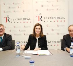 Doña Letizia preside la reunión en el Teatro Real