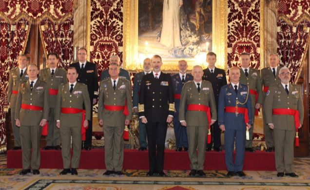 Fotografía de grupo de Su Majestad el Rey con un un grupo de generales de brigada y contralmirantes