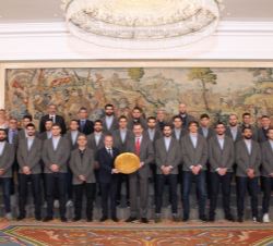 Su Majestad el Rey junto a los miembros de la Selección Nacional de Balonmano con el trofeo como Campeona de Europa 2018