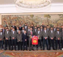 Su Majestad el Rey junto a los miembros de la Selección Nacional de Balonmano con la camiseta firmada por los jugadores