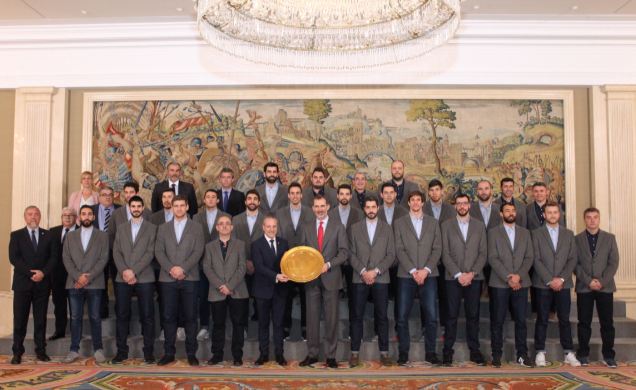 Su Majestad el Rey junto a los miembros de la Selección Nacional de Balonmano con el trofeo como Campeona de Europa 2018