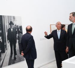 Don Felipe y el Presidente Rebelo de Sousa durante el recorrido de la exposición “Pessoa. Todo arte es una forma de literatura”