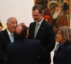 Don Felipe y el Presidente Rebelo de Sousa conversan con los comisarios de la exposición