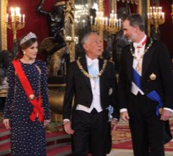 Sus Majestades los Reyes, junto a Su Excelencia Marcelo Rebelo de Sousa, Presidente de la República Portuguesa, se dirigen al Comedor de Gala