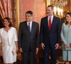 Sus Majestades los Reyes junto al Premio Miguel de Cervantes 2017 y su esposa
