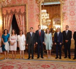 Sus Majestades los Reyes junto al Premio Miguel de Cervantes 2017 y sus familiares