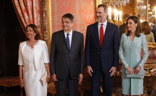 Sus Majestades los Reyes junto al Premio Miguel de Cervantes 2017 y su esposa