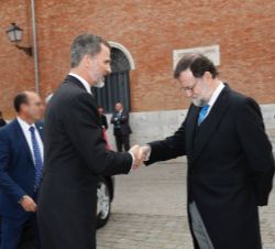 Su Majestad el Rey a su llegada a la Universidad de Alcalá recibe el saludo del presidente del Gobierno, Mariano Rajoy