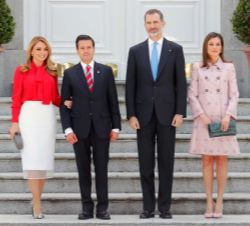 Sus Majestades los Reyes y Sus Excelencias el Presidente de los Estados Unidos Mexicanos, Enrique Peña Nieto, y señora Angélica Rivera, antes del almu