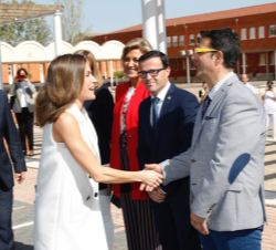 Su Majestad la Reina recibe el saludo del presidente de la Federación Española de Enfermedades Raras (FEDER), Juan Carrión