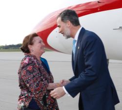 Su Majestad el Rey, a su llegada a la la Base Aérea OTAN de Geilenkirchen,  recibe el saludo de la embajadora de España en la República Federal de Ale