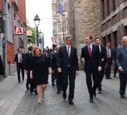 Don Felipe, junto a Marcel Philipp y autoridades, se dirige al Ayuntamiento de Aquisgrán