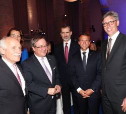 Su Majestad el Rey junto al presidente de la República Francesa, Emmanuel Macron y autoridades