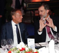 Su Majestad el Rey conversa con el presidente del Consejo Europeo, Donald Tusk
