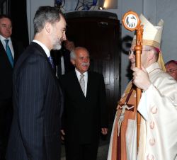 Su Majestad el Rey con el obispo de Aquisgrán, Helmut Dieser