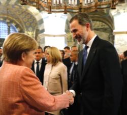 Su Majestad el Rey recibe el saludo de la canciller federal de la República Federal de Alemania, Ángela Merkel