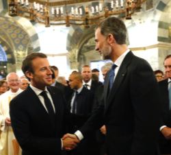 Don Felipe recibe el saludo del presidente de la República Francesa, Emmanuel Macron