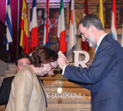 Su Majestad el Rey durante la imposición de la medalla de académica a la secretaria general Iberoamericana, Rebeca Grynspan