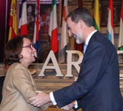 Don Felipe tras la imposición de la medalla de académica a la secretaria general Iberoamericana, Rebeca Grynspan