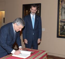 Don Felipe durante la firma en el libro de honor de la Fundación Academia Europea e Iberoamericana de Yuste por parte de Antonio Tajani