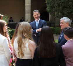 Don Felipe y Antonio Tajani conversan con estudiantes