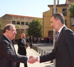 Su Majestad el Rey, a su llegada al Palacio de Congresos y Exposiciones de Castilla y León, recibe el saludo del presidente de la Junta de Castilla y 
