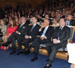 Su Majestad el Rey y Su Excelencia el presidente de la República Portuguesa en la primera fila de asientos del auditorio