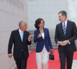 Don Felipe conversa con el presidente de la República Portuguesa y la presidenta del Banco Santander, Ana Botín