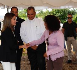 Su Majestad la Reina recibe el saludo de la presidenta del Comité del agua del barrio La Nueva Esperanza, Nora Veras