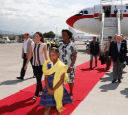 Su Majestad la Reina junto a la Primera Dama de la República de Haití, Martine Marie Étienne Joseph, a su llegada al aeropuerto internacional de Puert
