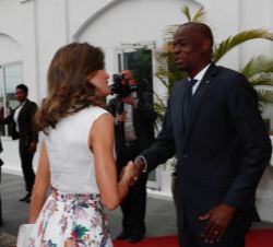 Su Majestad la Reina es recibida por el Presidente de la República de Haití, Jovenel Moïse a su llegada al Palacio Presidencial