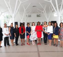 Su Majestad la Reina y la Primera Dama de la República de Haití junto a las participantes en la reunión sobre la situación de la mujer en Haití