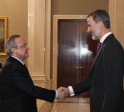 Don Felipe recibe el saludo del presidente del Real Madrid C.F., Florentino Pérez