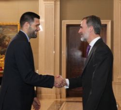 Su Majestad el Rey recibe el saludo del capitán del Real Madrid C.F., Felipe Reyes