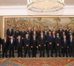 Fotografía de grupo junto a directivos y jugadores del Real Madrid C.F.