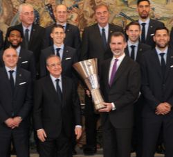 Don Felipe recibe de manos del presidente del Real Madrid C.F., Florentino Pérez el trofeo del vencedor de la Euroliga 2018