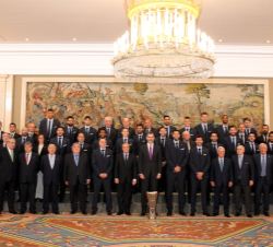 Fotografía de grupo junto a directivos, cuerpo técnico y jugadores del Real Madrid C.F.