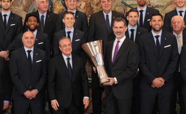 Don Felipe recibe de manos del presidente del Real Madrid C.F., Florentino Pérez el trofeo del vencedor de la Euroliga 2018