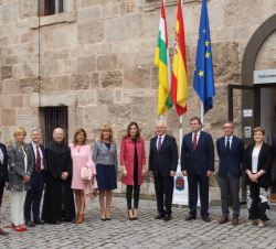 Su Majestad la Reina con las autoridades asistentes al acto frente al Centro Internacional de Investigación de la Lengua Española