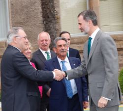 Su Majestad el Rey recibe el saludo del presidente de SIDENOR, José Antonio Jainaga