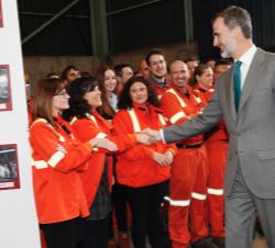 Su Majestad el Rey recibe el saludo de trabajadores de SIDENOR en su visita a las instalaciones