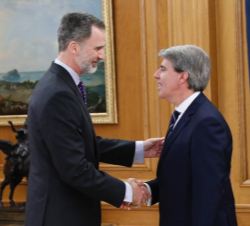 Su Majestad el Rey recibe el saludo del presidente de la Comunidad de Madrid, Ángel Garrido García