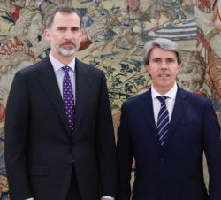 Su Majestad el Rey junto al presidente de la Comunidad de Madrid, Ángel Garrido García