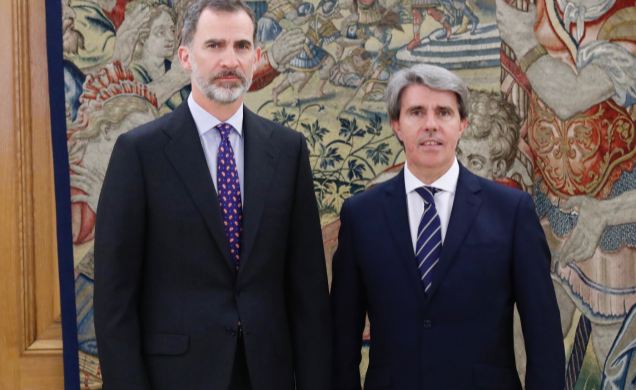 Su Majestad el Rey junto al presidente de la Comunidad de Madrid, Ángel Garrido García