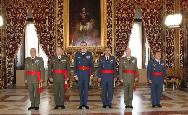 Su Majestad el Rey con el grupo de generales de División