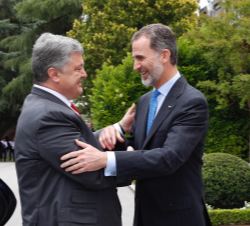 Su Majestad el Rey recibe a Su Excelencia el Presidente de Ucrania, Sr. Petro Poroshenko, a su llegada al Palacio de La Zarzuela