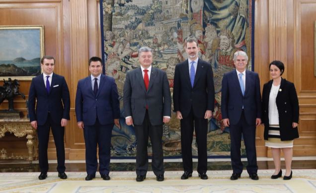 Don Felipe, junto a las delegaciones de Ucrania y España, instantes previos al encuentro
