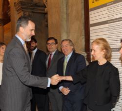 Su Majestad el Rey recibe el saludo de la directora del Gabinete de la ministra, María Teresa Bernedo