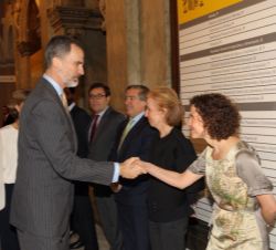 Su Majestad el Rey recibe el saludo de la directora de la Fundación Biodiversidad, Sonia Castañeda